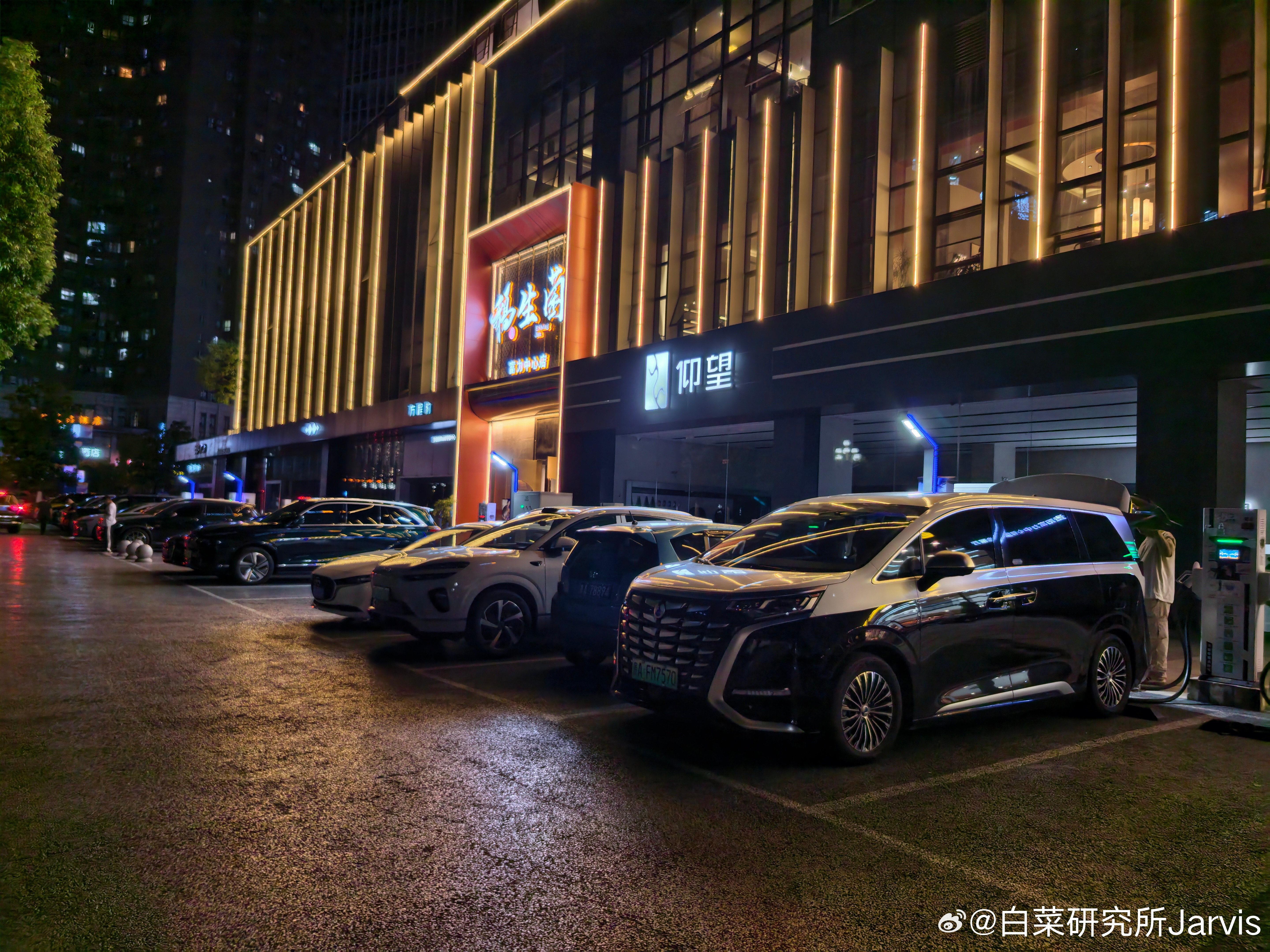 看起来这是个大经销商啊，仰望、方程豹和海洋三家店并排连起来了，家大业大家大业大啊