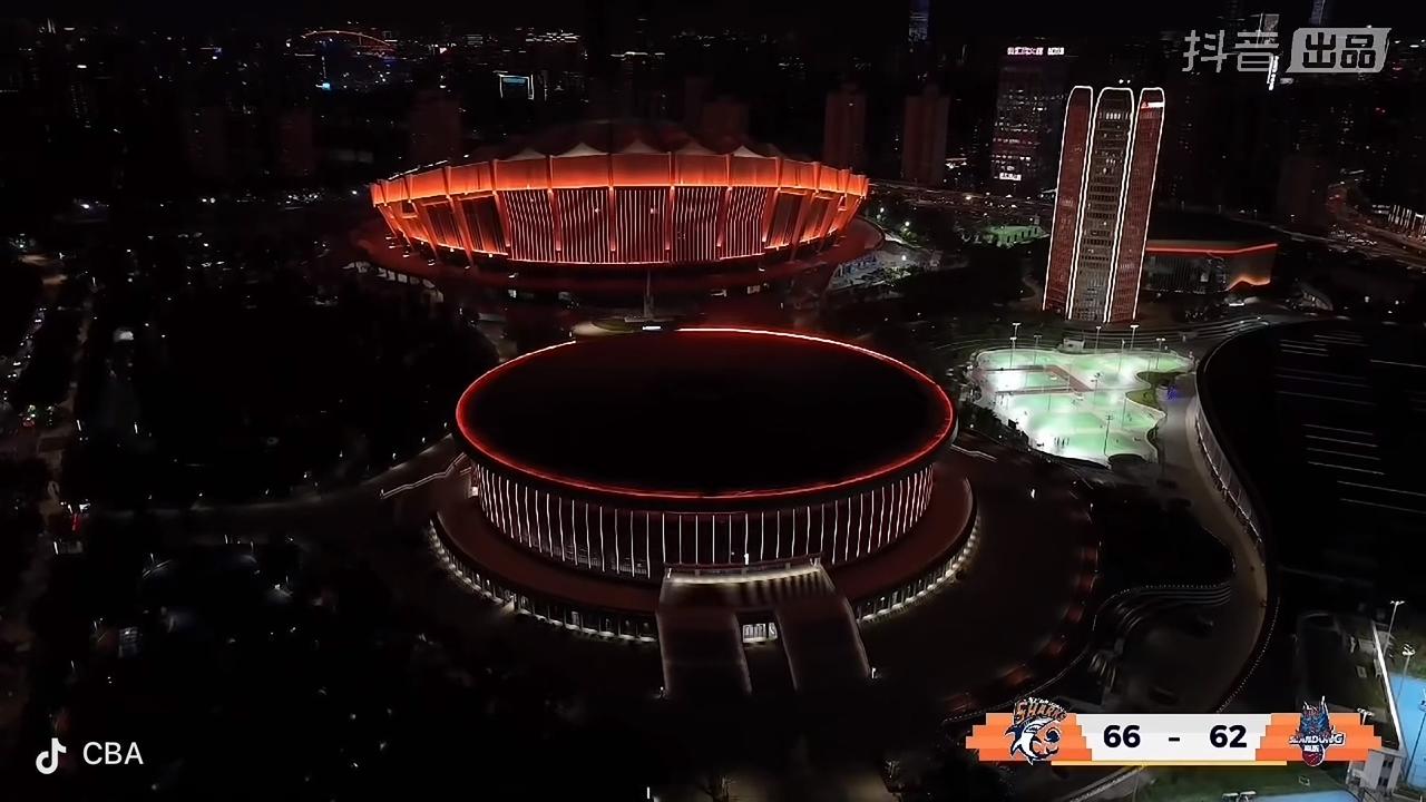 山东高速男篮三节比赛结束，暂时落后4分。在刚刚结束了山东高速男篮