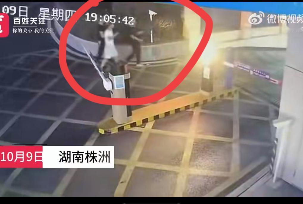 湖南株洲三鬼火少年夜盗迈巴赫，开往广东潇洒。三个鬼火少年从停车场入口进入小区地下