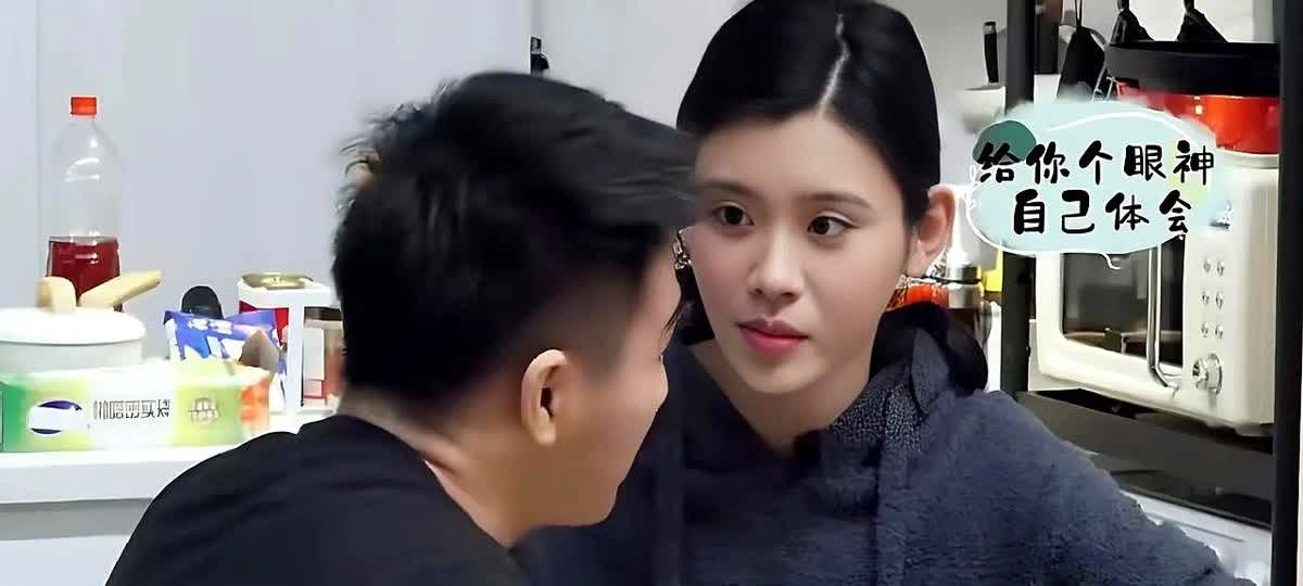 何猷君不装了！录节目时他居然想让老婆奚梦瑶跟他一起睡，说他也很嫩，可以尝