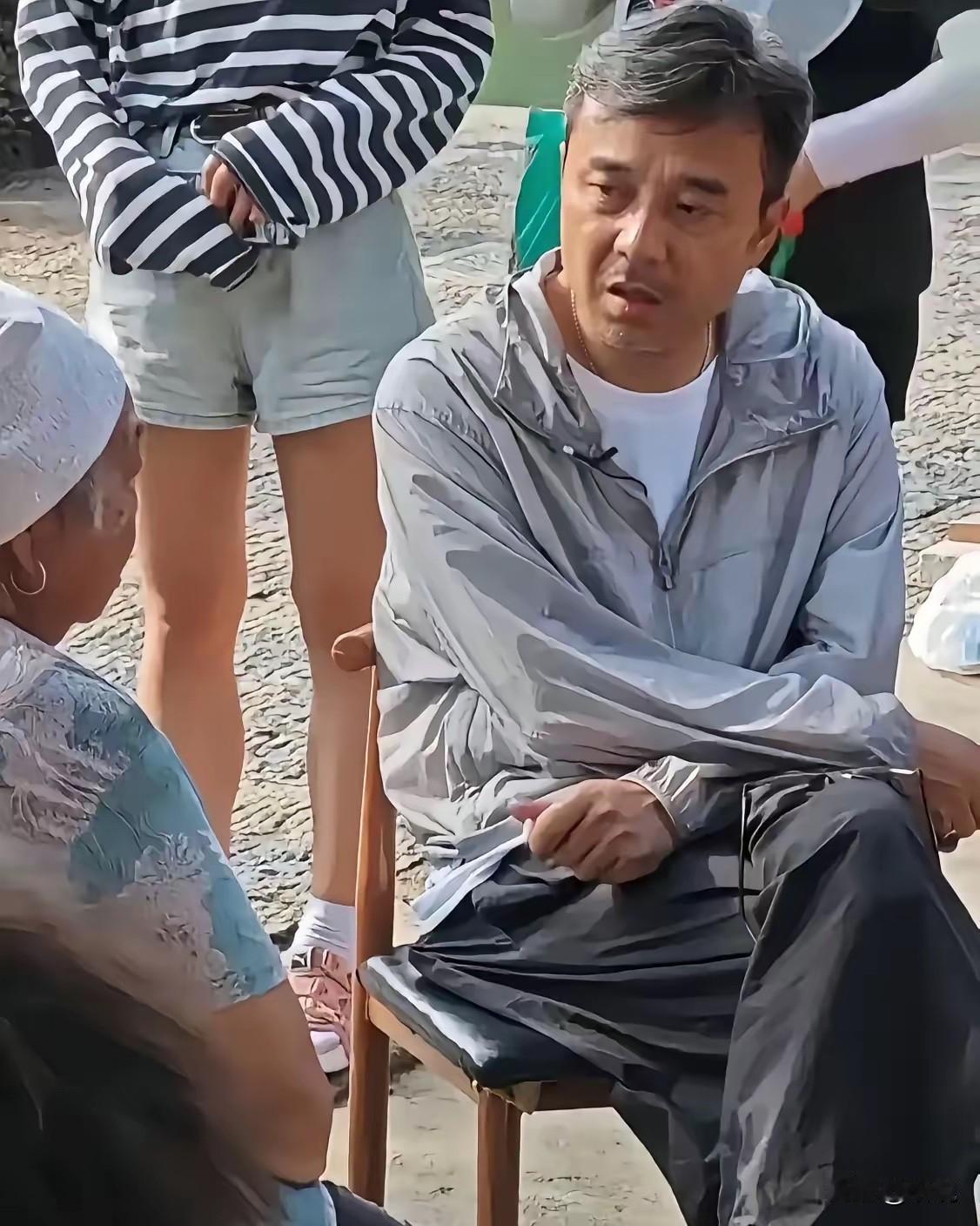 他是怎么了，老的好明显啊，完全认不出来了