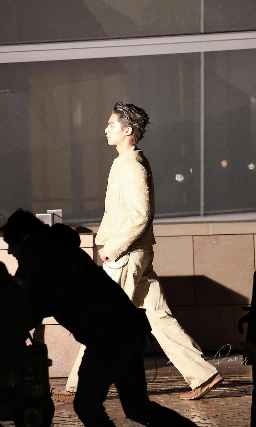 王鹤棣就这样在恐怖行程中依然闪耀巴黎