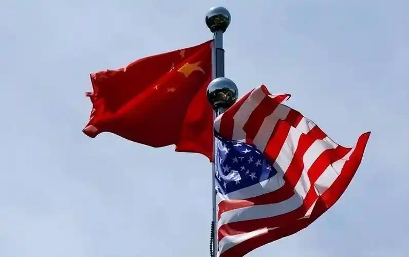 中美之间，已经没有回头路了。美国手里的绳子，已经勒住中国经济的咽喉；而中国手里的