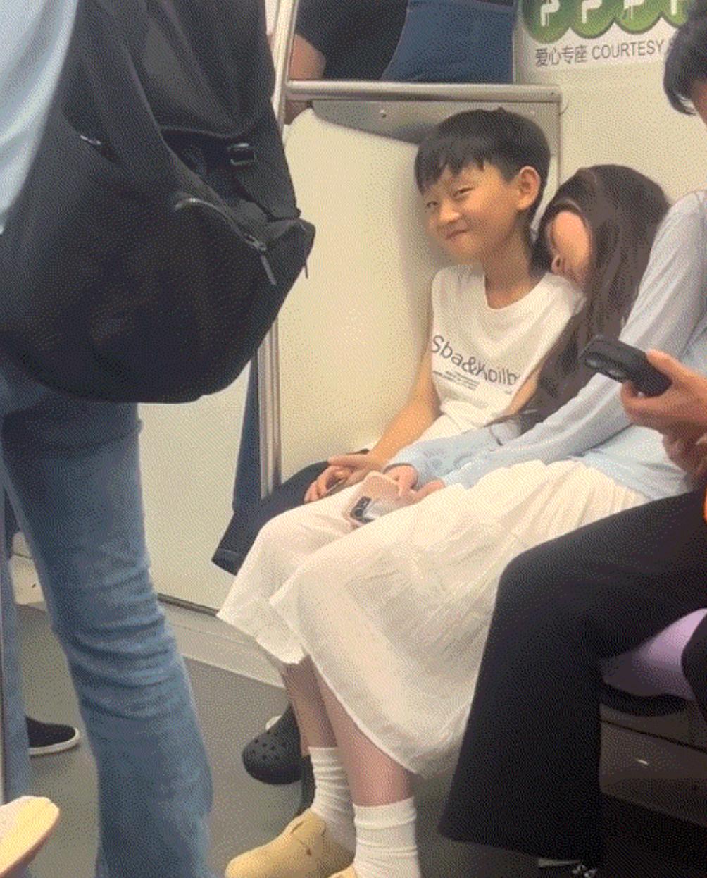 笑不活了！浙江，一妈妈带着儿子乘坐地铁，不料乘坐途中，儿子旁边的一个陌生小姐姐却