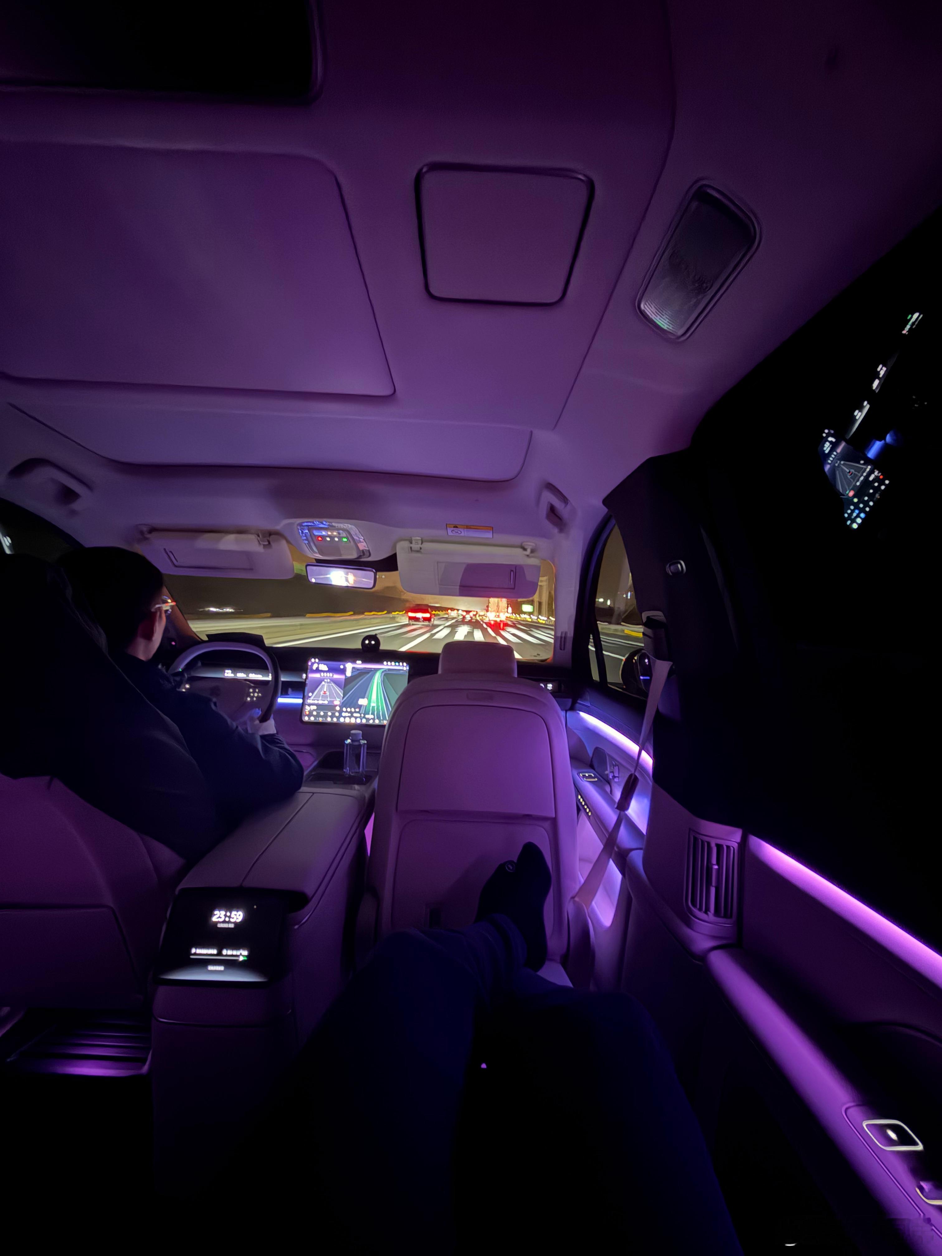 萤火虫的设计语言真是顶级的，夜间极远距离就能发现前方虫出没，三个红环，这设计辨识