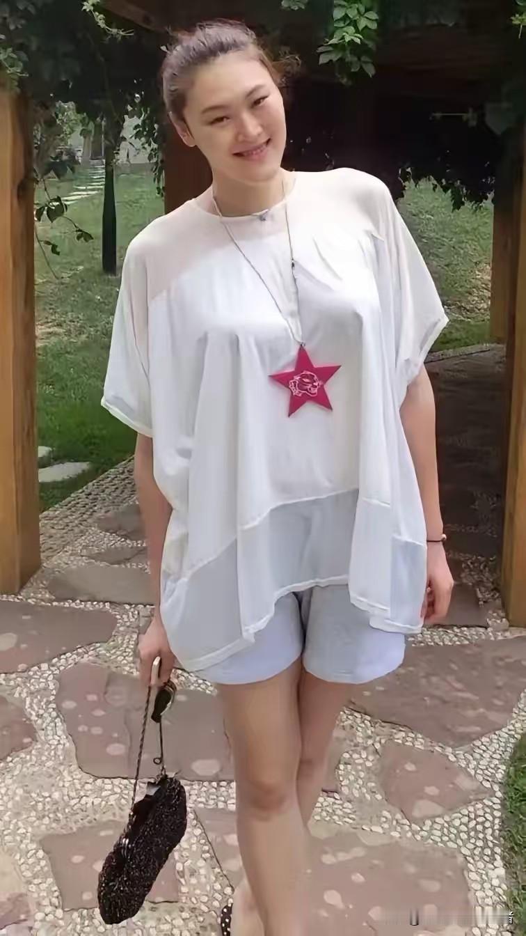 王一梅今年38岁，没当教练，没上综艺，也没开直播间。她现在是辽宁女排总经理，每天