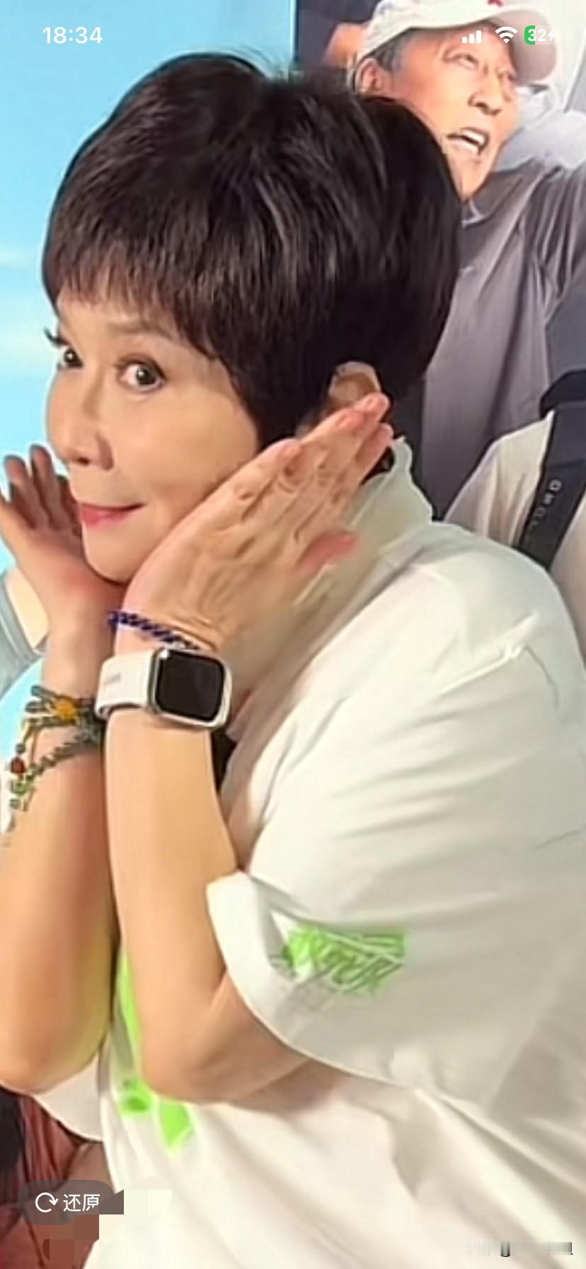 为新电影上映宣传的蔡明阿姨和丁嘉丽，两个人都相差不太大！年龄都是60多岁了！怎