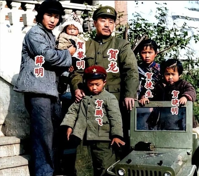 1949年，贺龙元帅在西安的全家福。