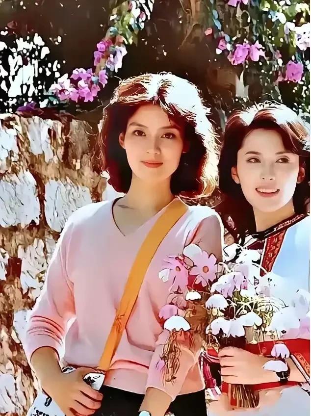 在八十年代，潘虹已经是知名的美女了，没想到她身旁的女生更漂亮，皮肤白如雪，而且紧