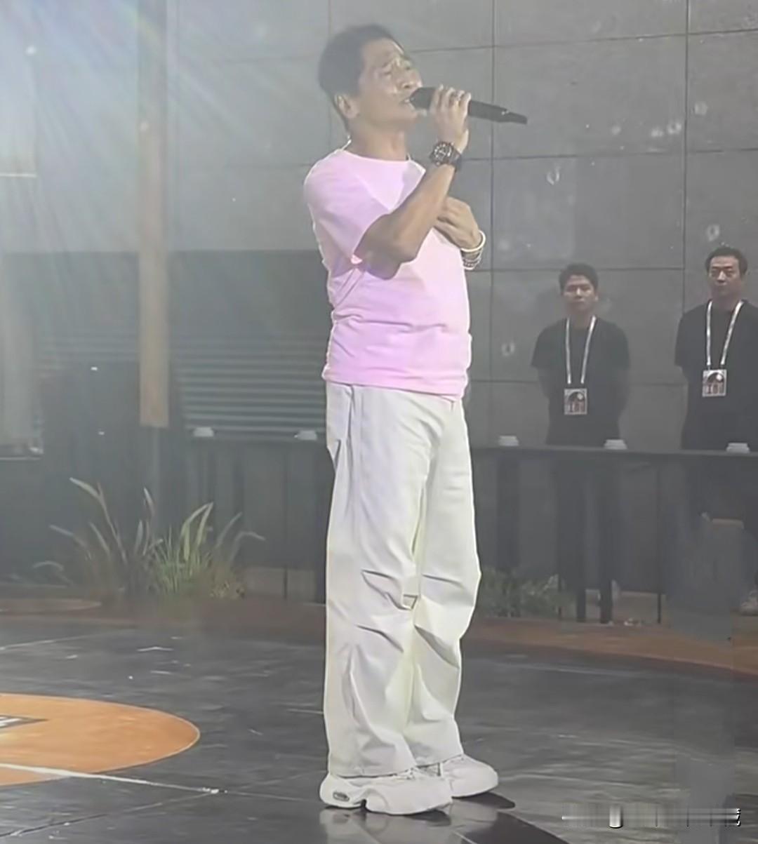 昔日风光无限的情歌王子齐秦如今也只能在街头路演，真的是英雄末路，可惜！近日，成都