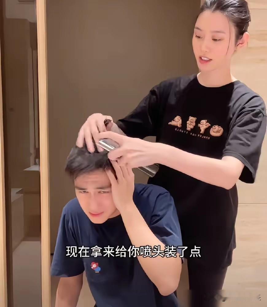 估计这是何猷君最忐忑的一次理发了，因为对面的Tony老师是老婆奚梦瑶，而且她还