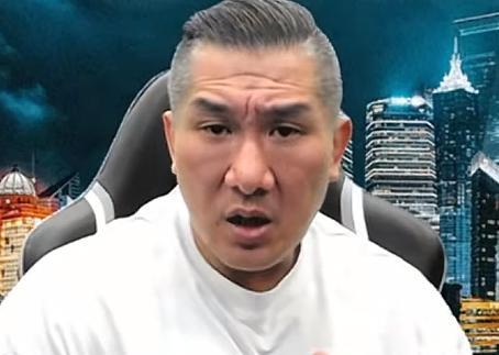 馆长：我只是希望我能赚到10亿。馆长昨天直播又提到钱，他拿中天的“旺董”（旺旺