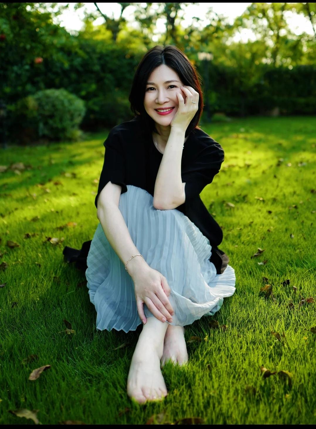 亮剑里李云龙的老婆，童蕾，光脚坐在草地上，一种岁月静好的感觉。