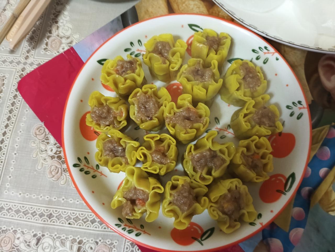 刚端上桌就被这烧麦的卖相惊艳到了，黄澄澄的皮儿捏得褶皱分明，看着就讨喜。咬一口，