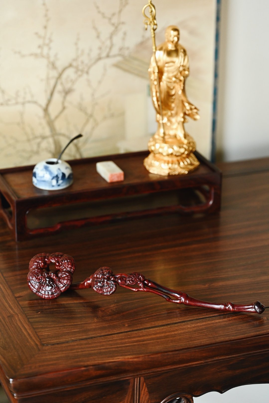 小叶紫檀|灵芝如意如意首以灵芝团簇而成，层叠分明，镂空处玲珑剔透，柄身枝条