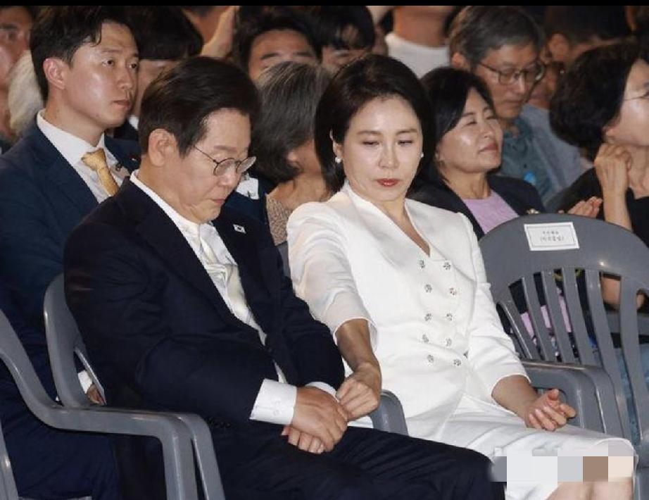 现在看来，这两位韩国政坛男人太有福气。一位是现任总统李在明，一位是前总统文在寅，