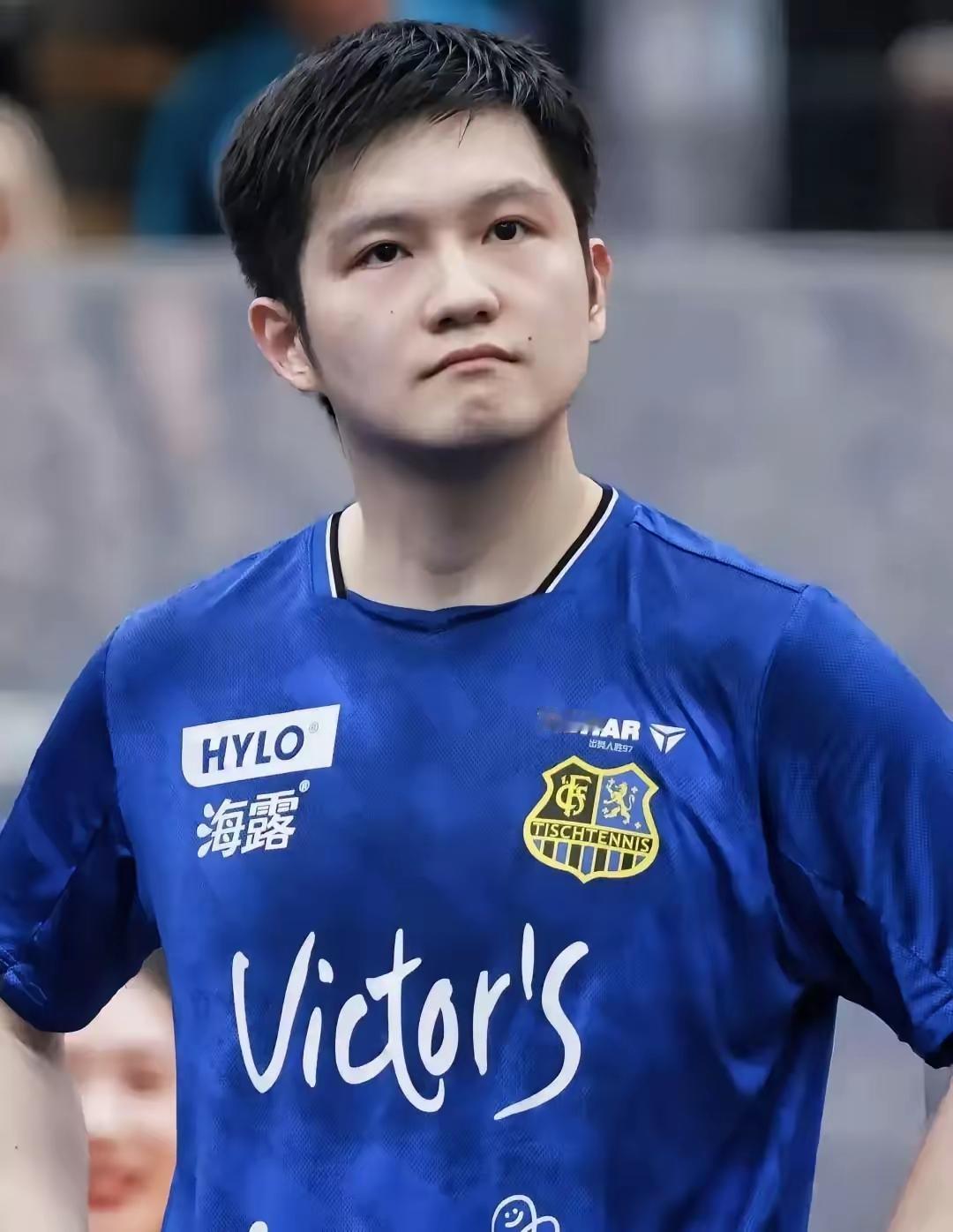 200万现金刚到账​​樊振东把银行卡直接塞给爸妈。上海市政府刚发的奖金，一