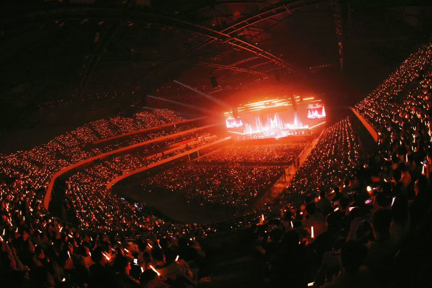 耳帝说黄霄雲唱得比他想得好她的声音真的好适合这种大歌，唱起来游刃有余的。那个A