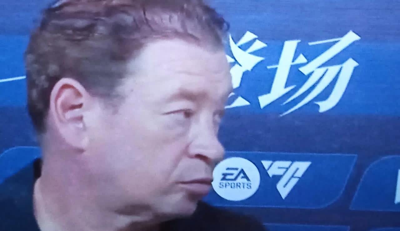 申花居然有一颗如此脆弱的心，只是一场普通的比赛；他们居然场内场外整出那么大动静，