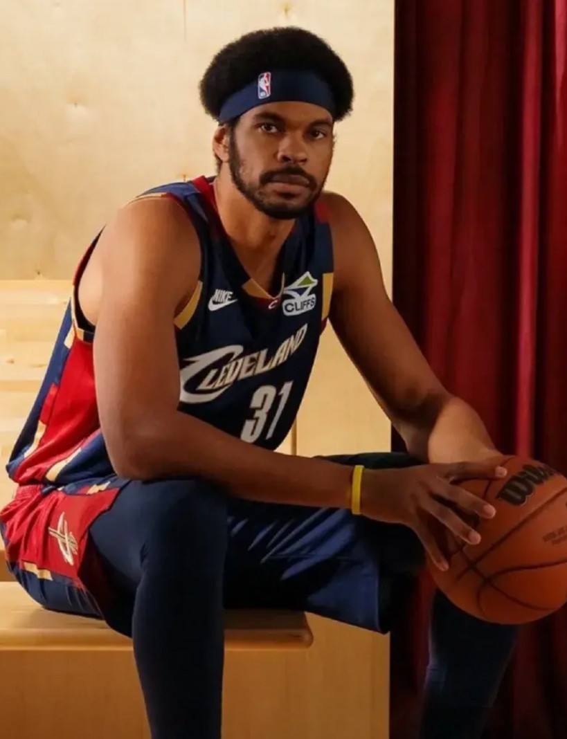 骑士队迎来了新的王牌悍将！他不是别人，正是贾勒特-阿伦。就在上场遭遇战，当骑士队