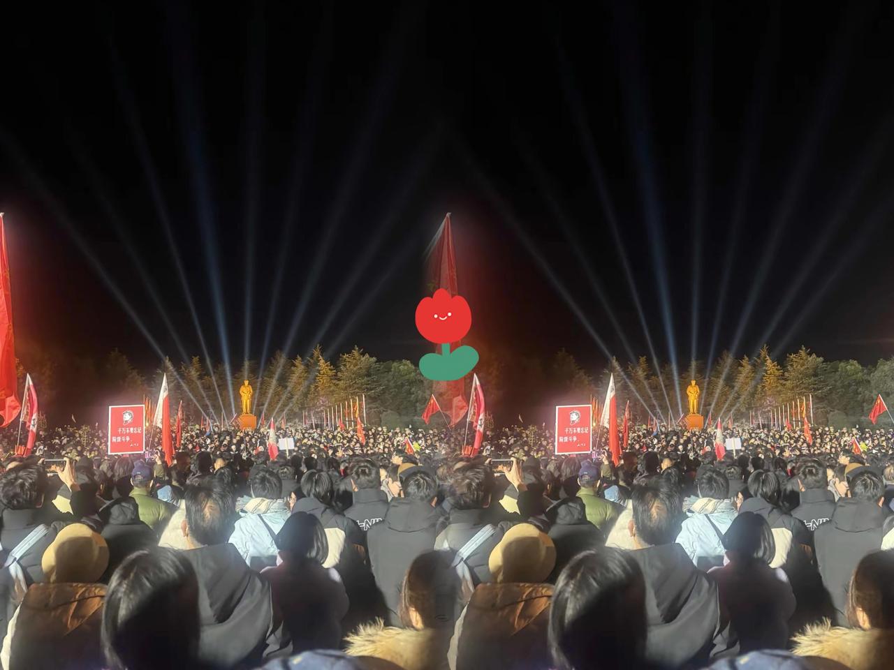 12月26日，伟大毛主席诞辰！凌晨的湘潭故居前早已人山人海，男女老少自发聚拢在