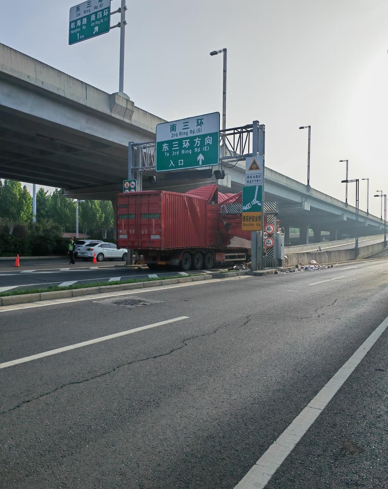 千万别把限高杆当摆设！上班时在路上遇到的惊魂一幕，大货车直接硬闯限高杆，直