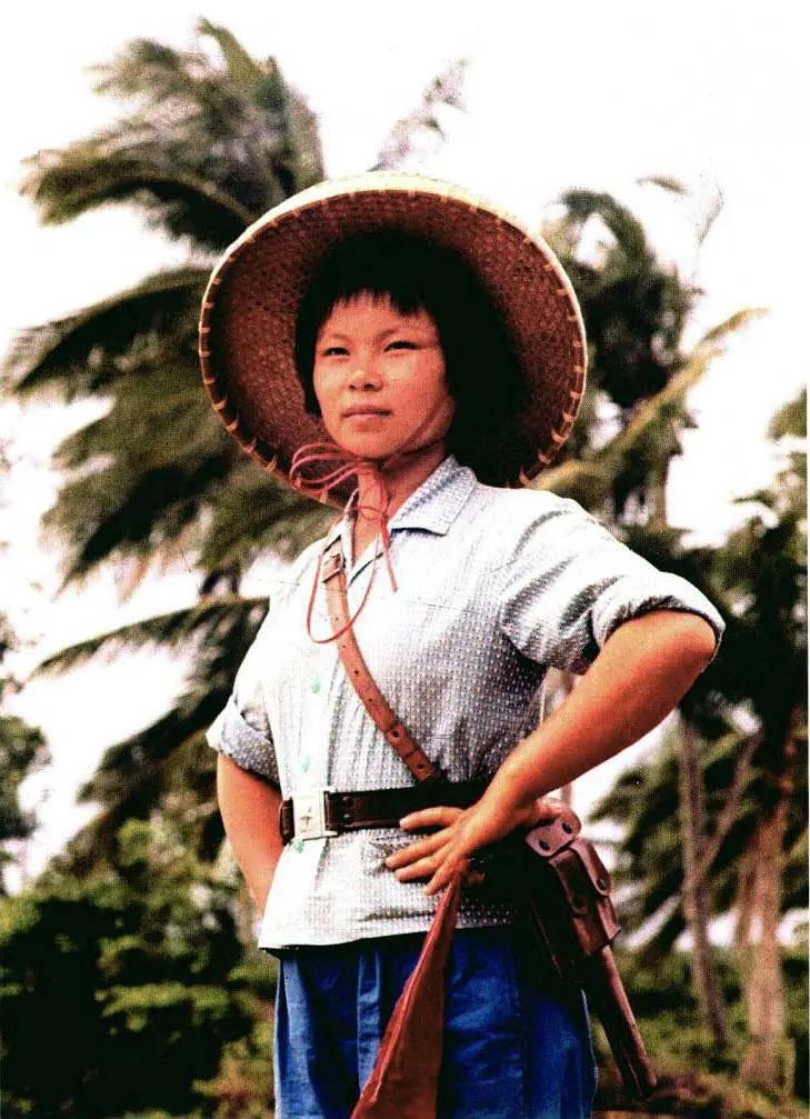 1975年，海南的女民兵。在20世纪六七十年代，海南女民兵是保卫祖国南疆的重要力