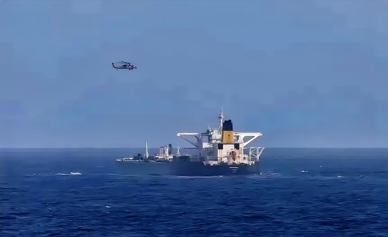 不装了！悍然扣押中国油轮后，特朗普放话：油和船都归美国了！据英国BBC报道，当