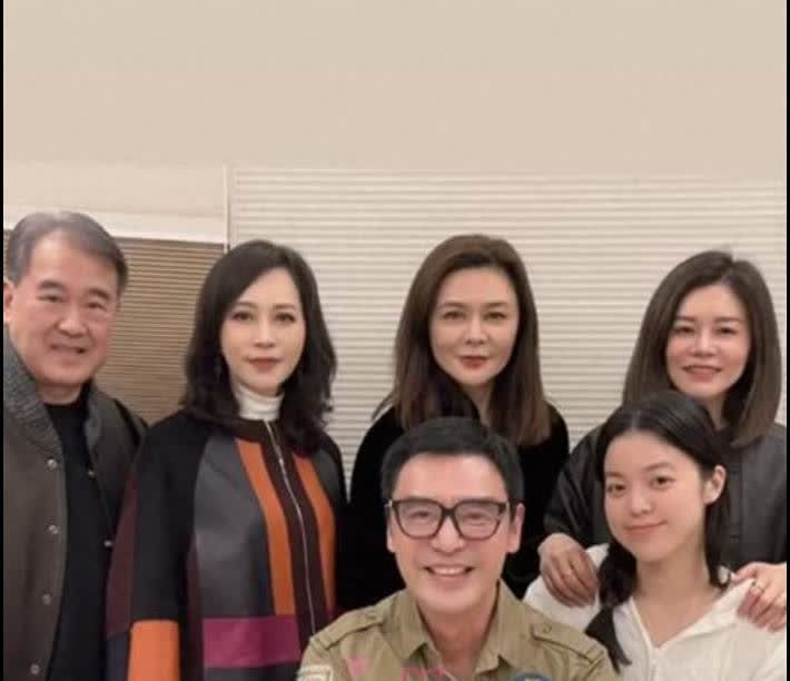 钟镇涛庆祝71岁生日，关之琳露脸同框顾纪筠，两位富婆气质不相上下。