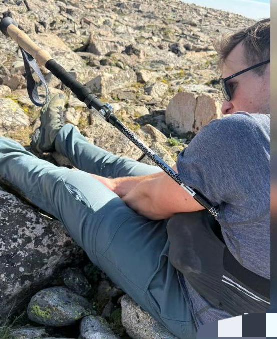 美国一男护士高山徒步时被登山杖刺穿身体，因担心救援直升机费用太高，强忍剧痛6小