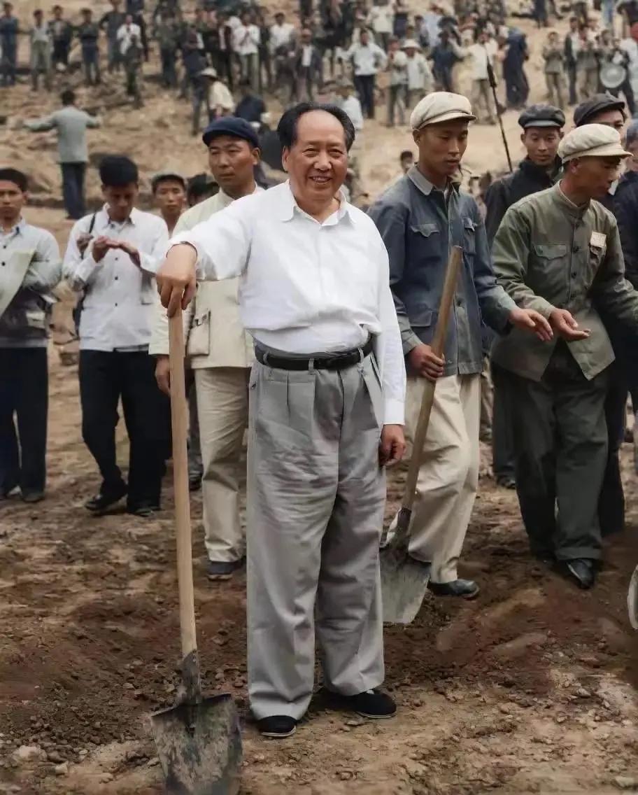 这张照片是1958年5月份，毛主席在十三陵水库工地，参加义务劳动时拍下的留影。