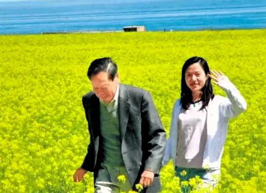 以前好多人都嘀咕,翁帆和杨振宁年龄差五十多,肯定长不了,还说翁帆肯定有所图。