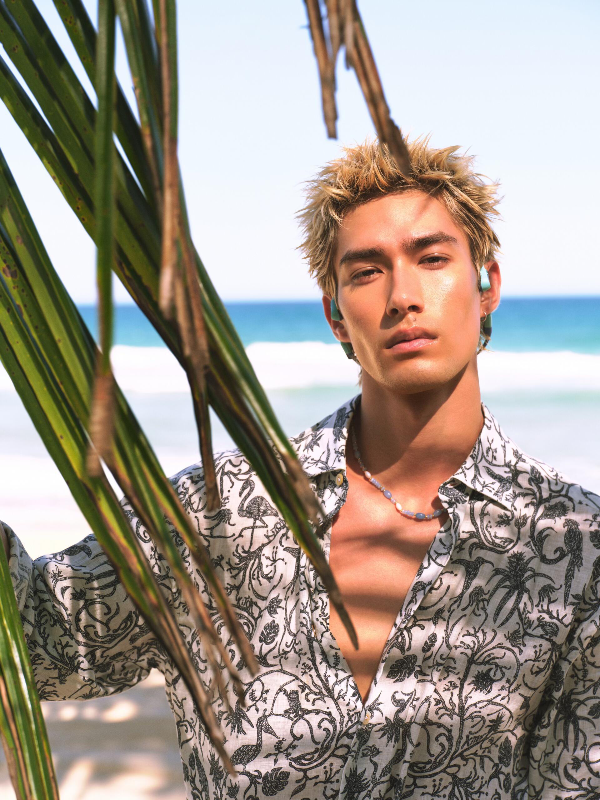 米卡这组海边运动风照片好帅🌴🌊🚲🏄🏼♂️