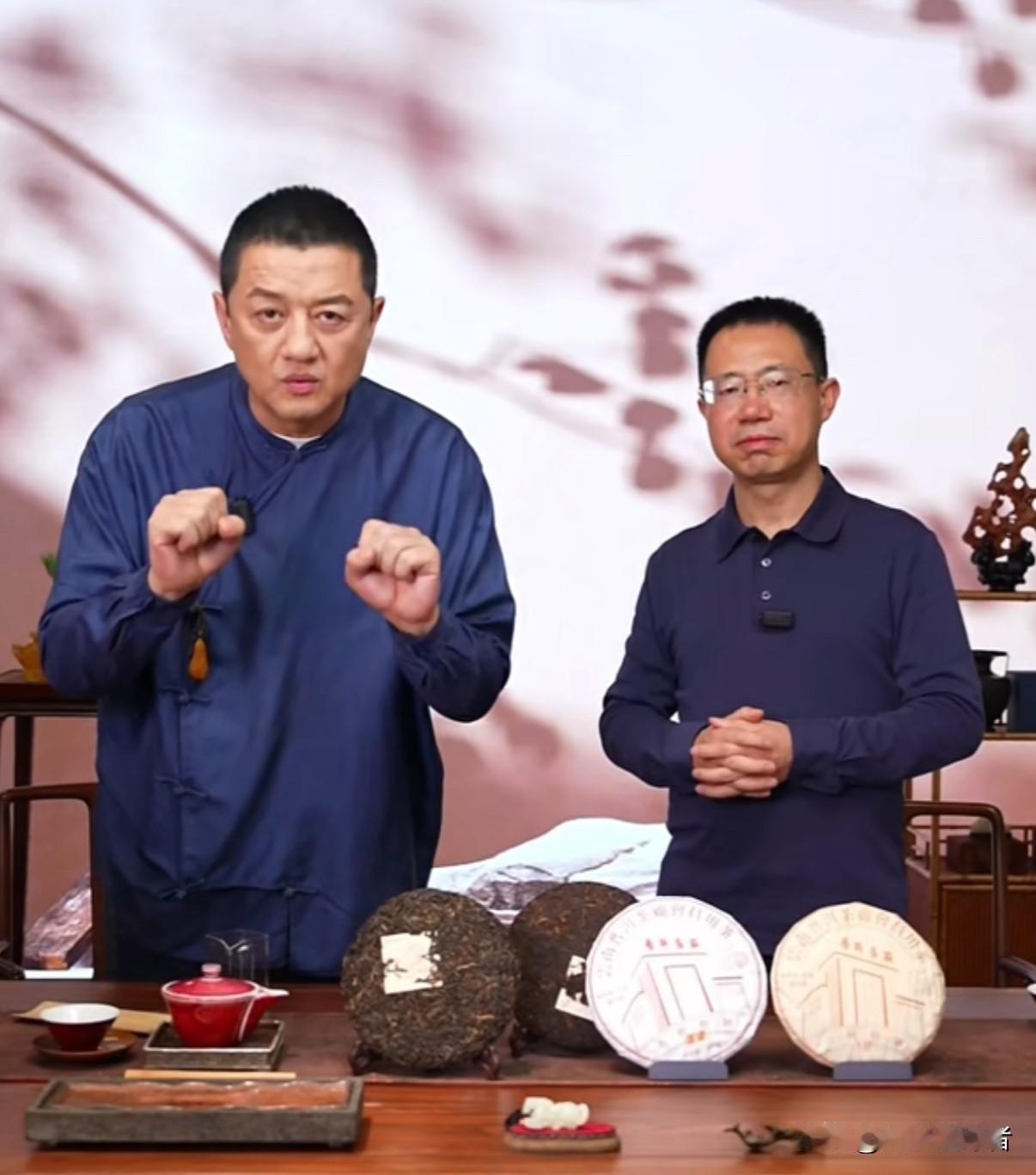 今晚19点，著名演员兼慈善家李亚鹏准时开启云南普洱茶带货直播。19点整，超10万