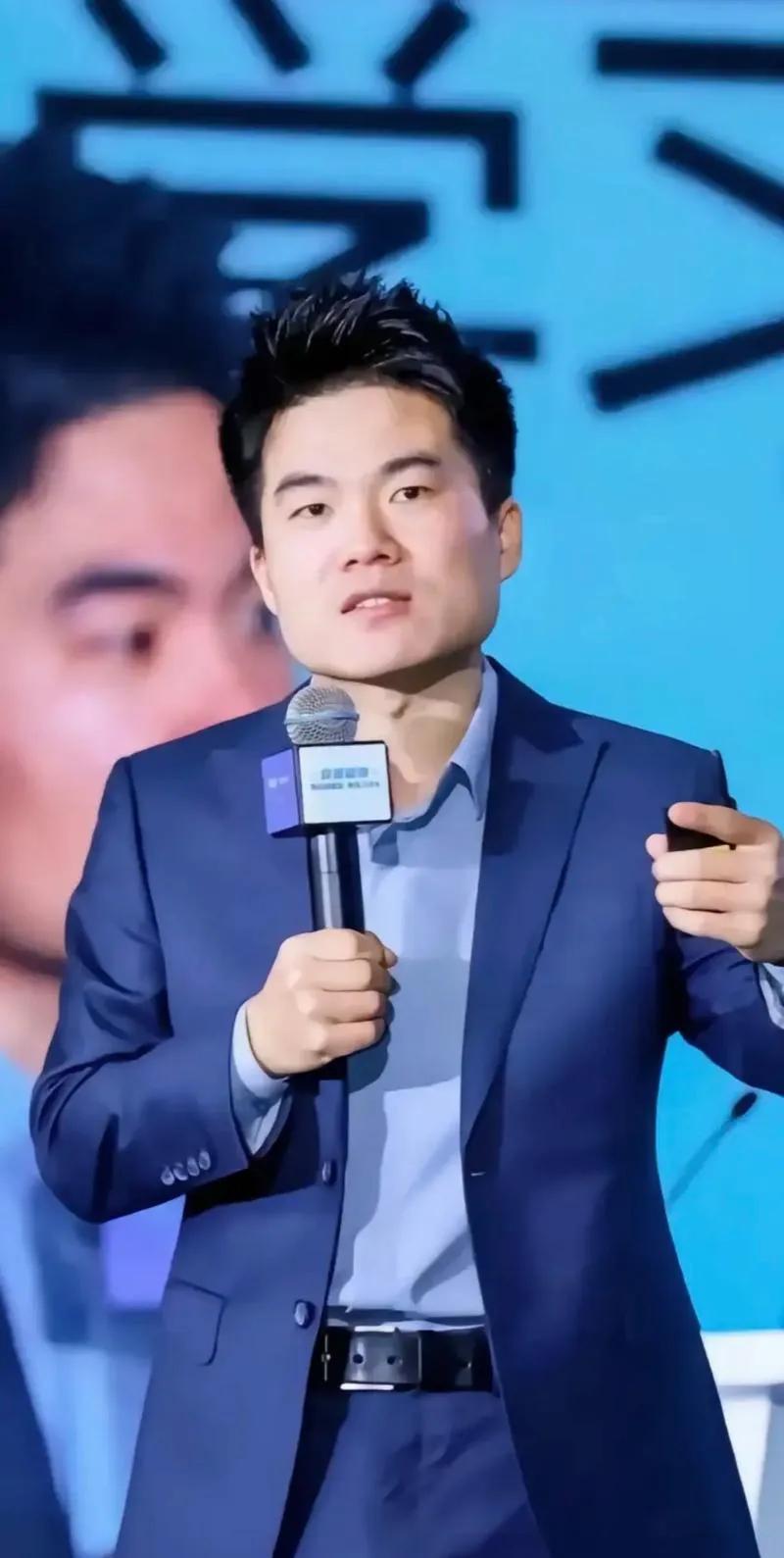 董宇辉这段总结，听完让人想反复回味董宇辉做总结时突然问大鹏意见，大鹏一脸茫然：