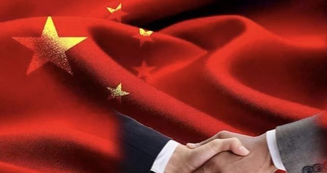 一位德国网友曾在社交平台发言，直接把美国和中国都骂了个遍。他说，美国名声大，里子