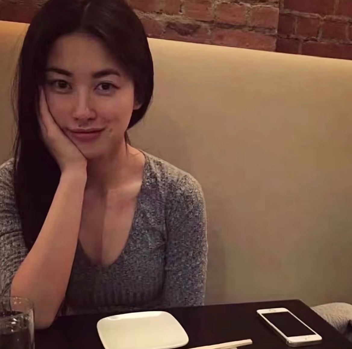 朱珠内娱收藏主理人内娱不缺美人，但朱珠连续十年登上全球最美面孔的美貌可不是胡闹的