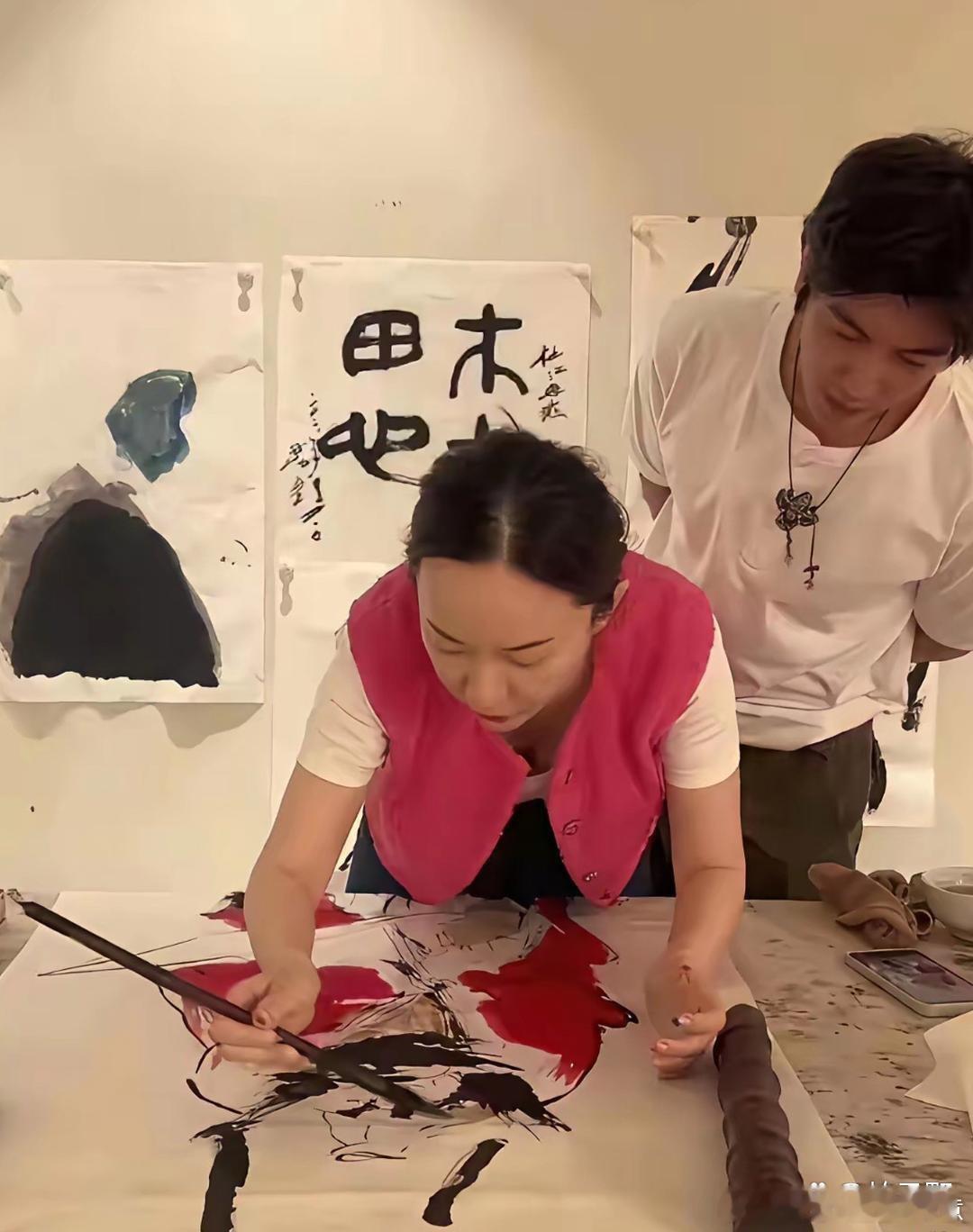 霍思‎燕画画的本事，跟‎‏王诗‎龄⁠有得一‎拼了。