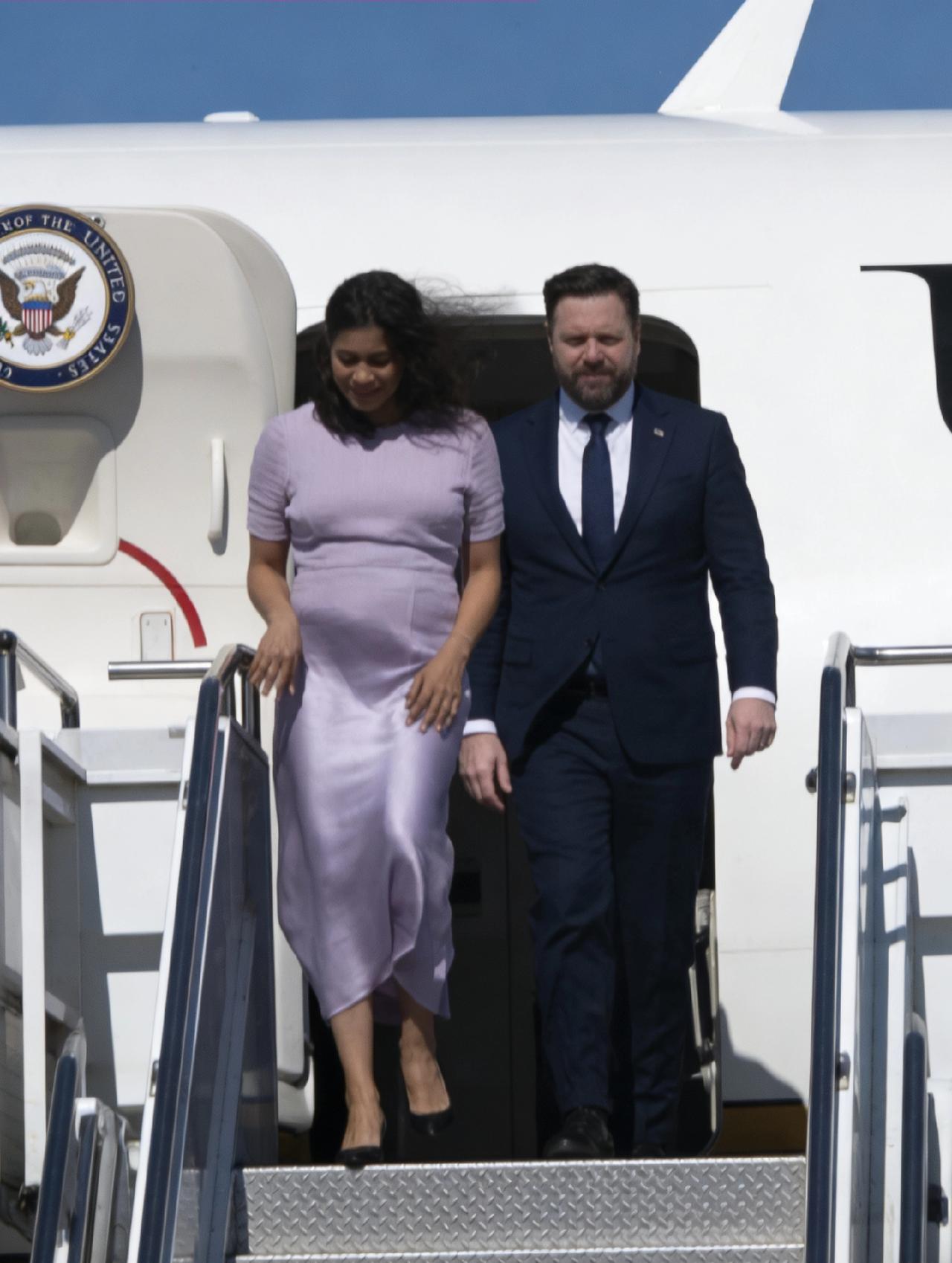 万斯老婆怀孕了，还带着出国外访匈牙利，也不怕有啥闪失，老外心态真好，二人下飞机时