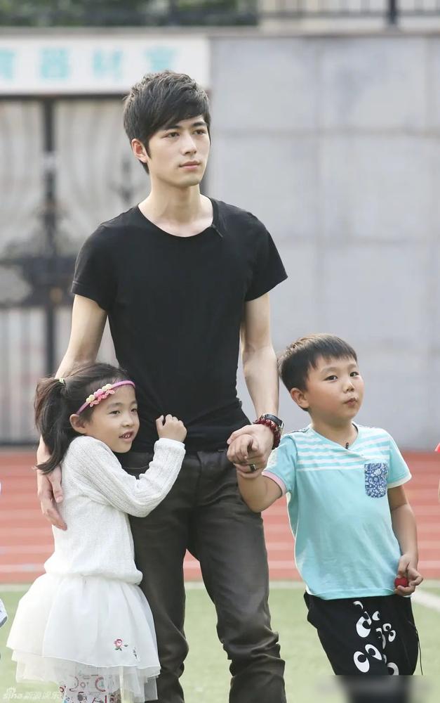 郭敬明身边再无陈学冬，只有田嘉瑞。你以为是资源降级？错。这是权力重组。当年《