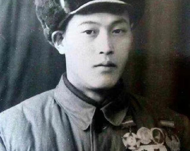 1951年，我志愿军报务员张文荣被俘后背叛了祖国，成了美军的谍报人员。194
