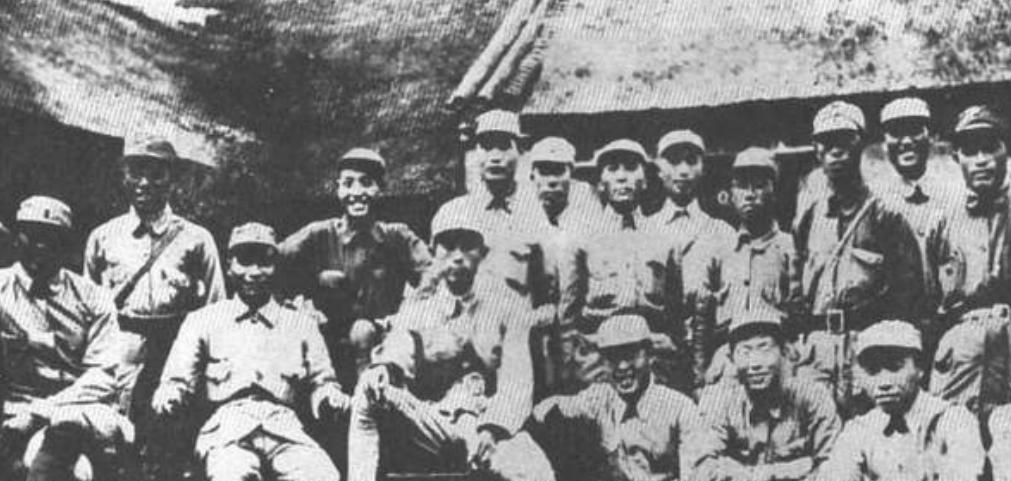 1938年，八路军军事部长中了埋伏，被叛军扣押，情急之下想要掏枪硬拼！一叛兵偷偷