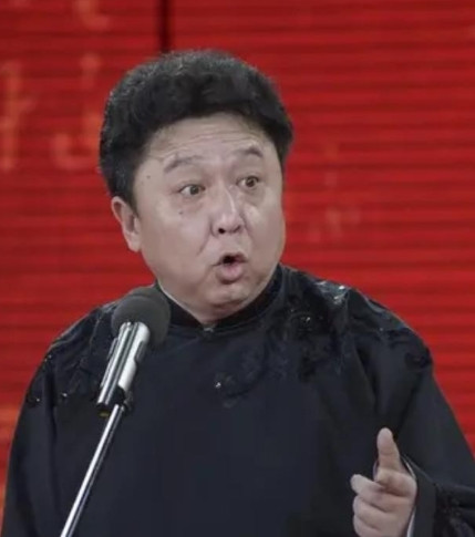 1999年后的一天，郭德纲去于谦家做客，一开门看着一个相貌清秀的姑娘，郭德纲愣了
