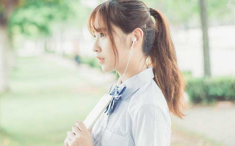 如果一个男人，总是对你忽冷忽热，态度捉摸不定，多半不是真爱。真心爱你的男人，对
