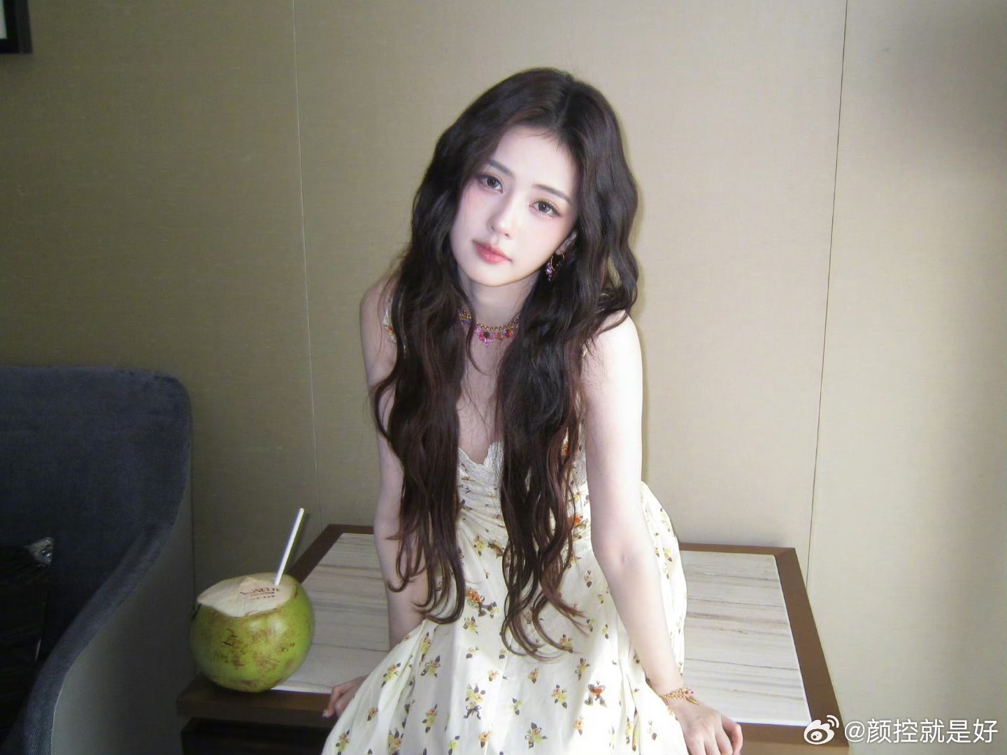 白鹿卷发碎花裙造型白鹿海口录制奔跑吧宣传片，碎花裙配上大波浪卷发，好甜美啊！