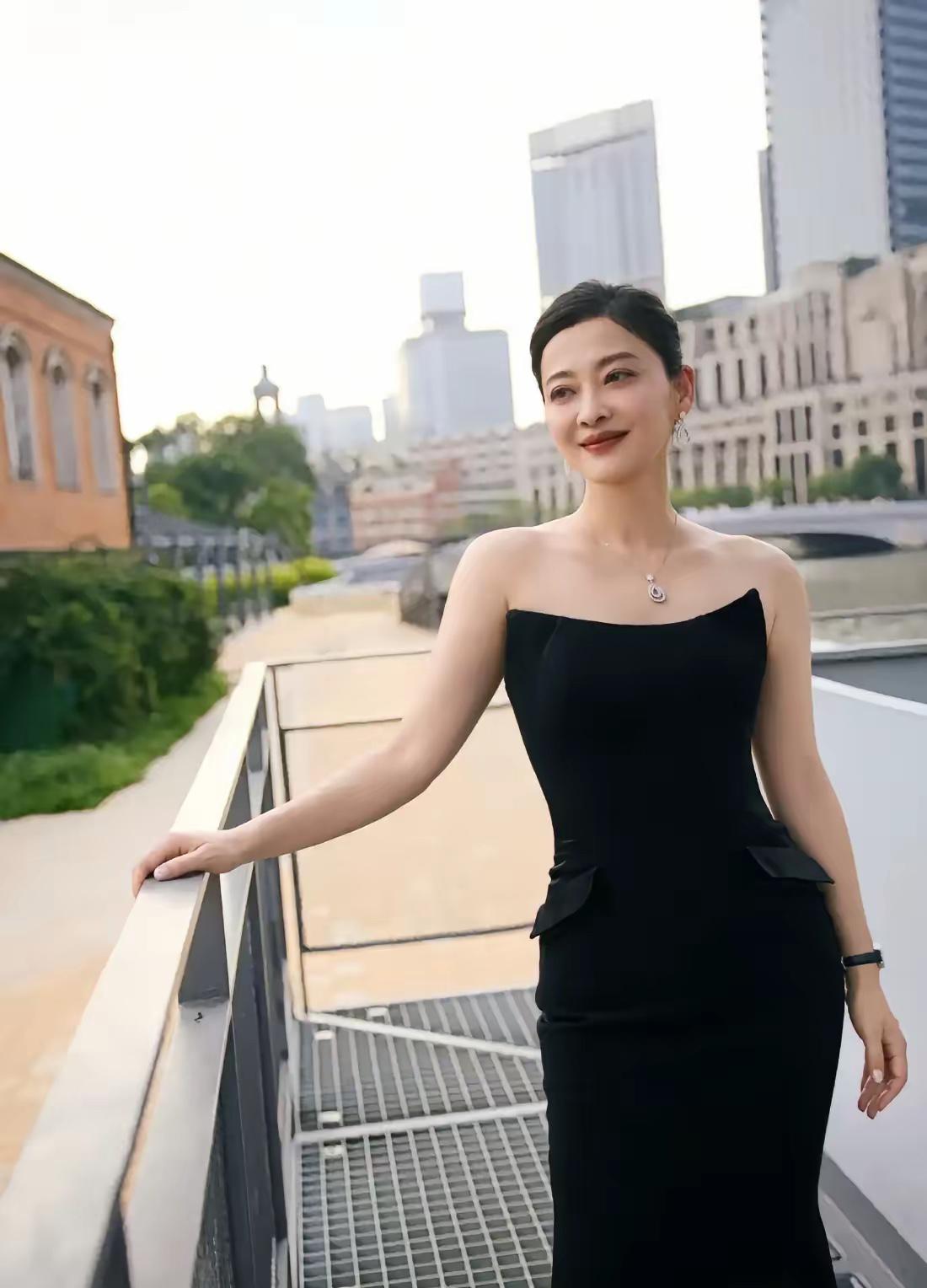 钱再多有什么用？50岁的演员梅婷给提了个醒。她曾坦言，生病后，病床前只有护工。在