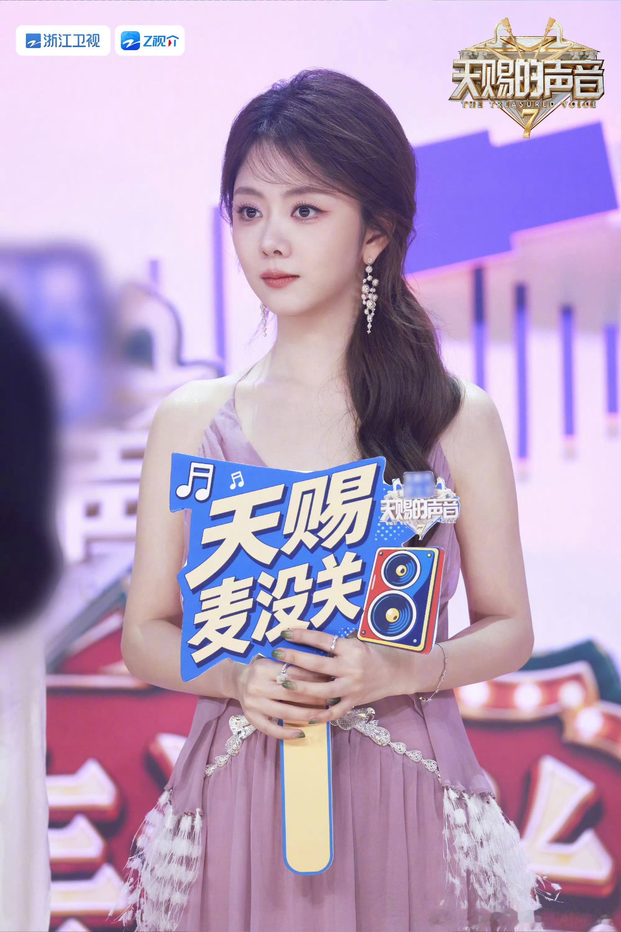 谭松韵官宣天赐的声音7期待跨界歌手谭松韵，期待她在《天赐的声音7》舞台上的精彩表