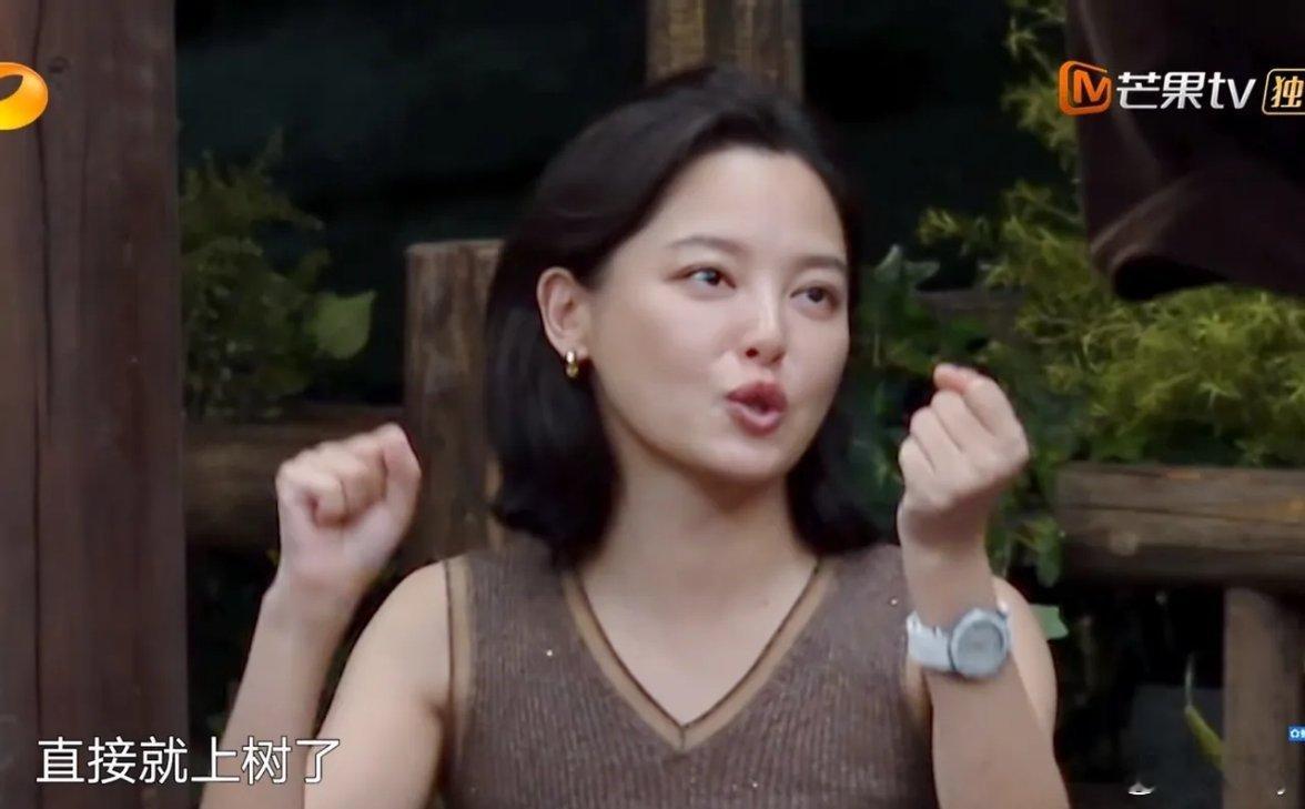黄磊问大家：“你们会骑电动车吗？”辛芷蕾说：“我第一次骑，我把那个电动车骑上了树