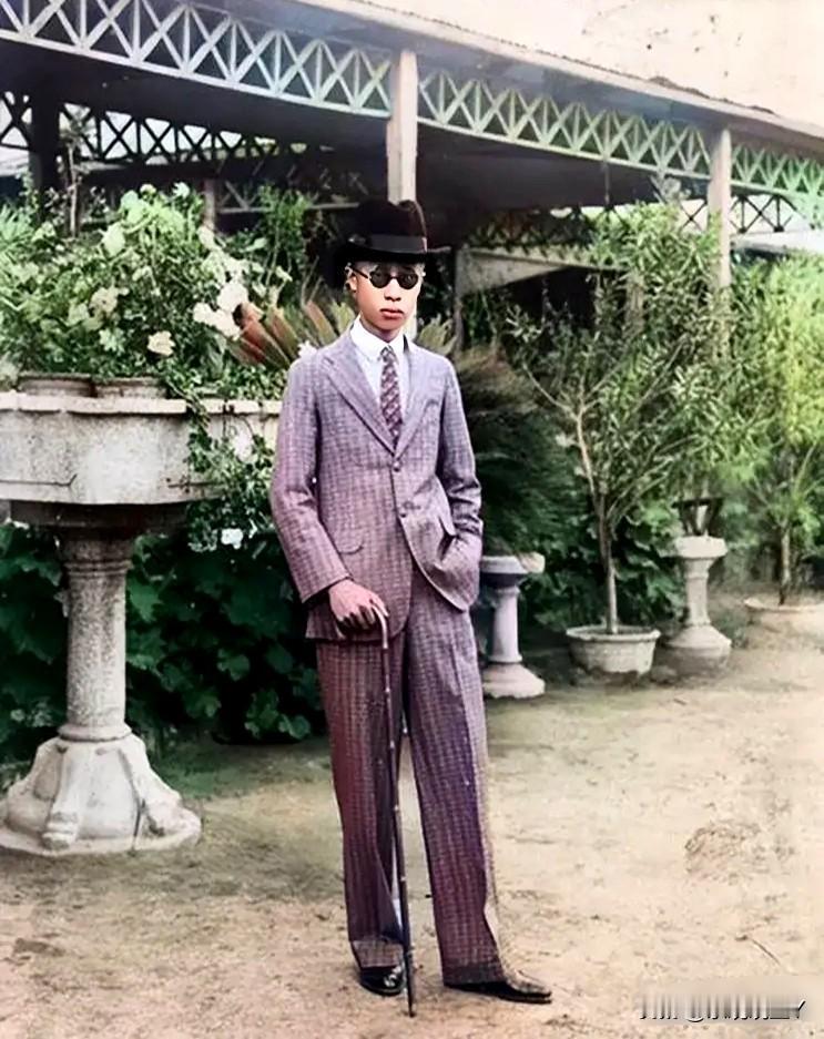 一张摄于1926年天津的老照片，这便是溥仪年轻时候的真实模样，并非演员扮演的！而