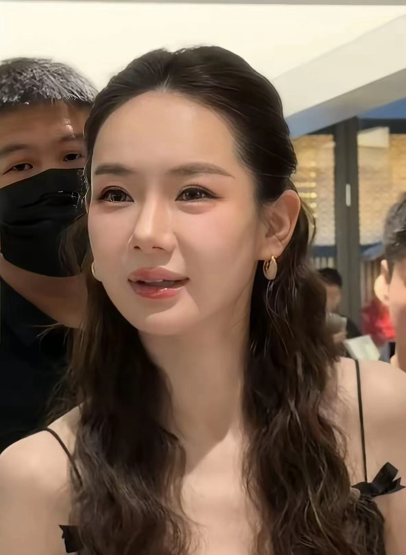 感觉戚薇的面相又变了，不会又医美了吧，脸不能经常动啊，否则后果很严重的。